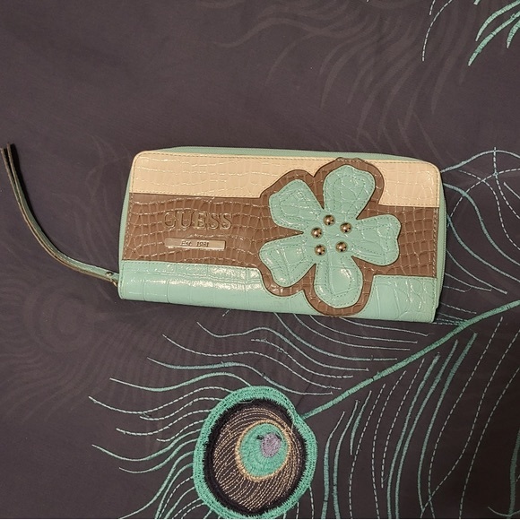 Vintage Guess clutchwallet - Picture 3 of 9